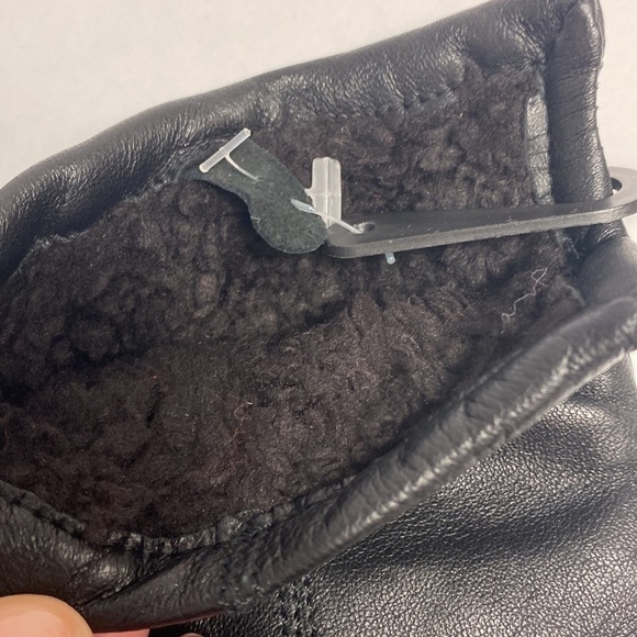 Nordstrom black leather fleece lined gloves medium NWOT - Picture 2 of 5